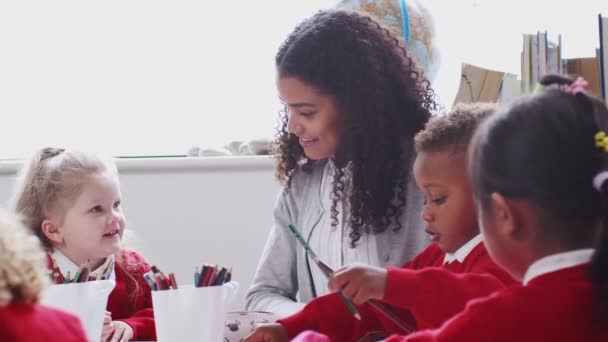 Sonriente Maestra Escuela Infantil Una Mesa Una Clase Arte Cerca — Vídeos de Stock