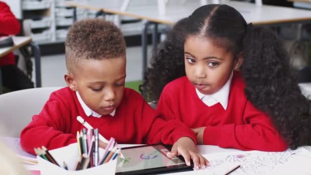 Uma Menina Menino Desenho Com Computador Tablet Stylus Classe Escola — Vídeo de Stock