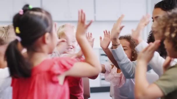 Crianças Escola Infantil Professor Tendo Grupo Alto Cinco Classe Após — Vídeo de Stock