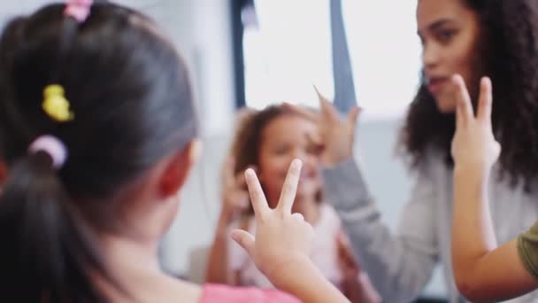 Close Crianças Escola Infantil Professor Contando Com Mãos Levantadas Sala — Vídeo de Stock