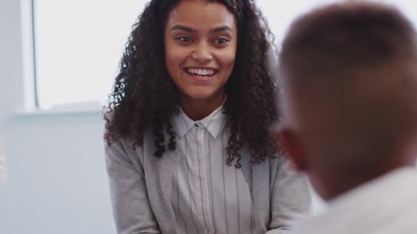 Nainen Pikkulasten Opettaja Puhuu Nuori Musta Koulupoika Luokassa Lähikuva Valikoiva — kuvapankkivideo
