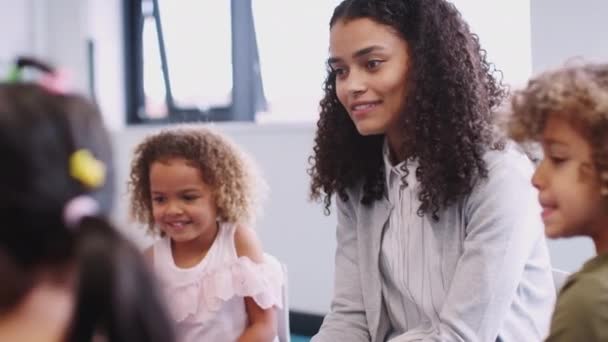 Bambini Delle Scuole Materne Seduti Sedie Aula Parlare Con Loro — Video Stock