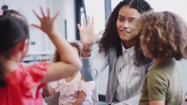 Niños Escuela Infantil Que Dan Maestro Cinco Aula Después Aprender — Vídeos de Stock