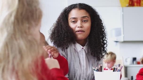Giovane Insegnante Sesso Femminile Seduta Una Classe Infantile Che Parla — Video Stock