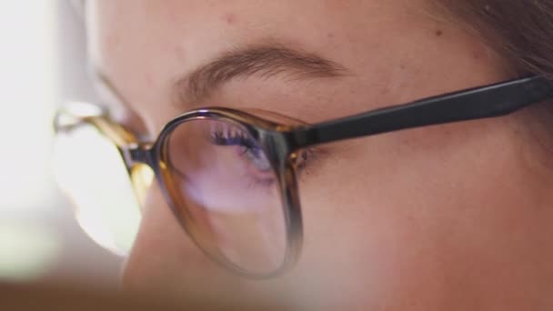 Acercamiento Cara Una Adolescente Con Gafas Que Miran Lado Montura — Vídeos de Stock