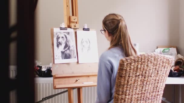 Vue Travers Porte Pendant Que Adolescente Dessine Les Contours Portrait — Video