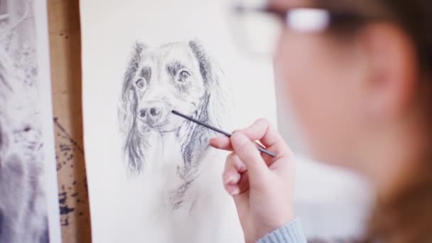 Femmina Artista Adolescente Disegna Ritratto Cane Compagnia Carbone Dalla Fotografia — Video Stock