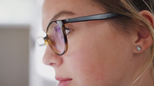 Närbild Ansikte Tonårs Flicka Bär Glasögon Ser Från Ena Sidan — Stockvideo