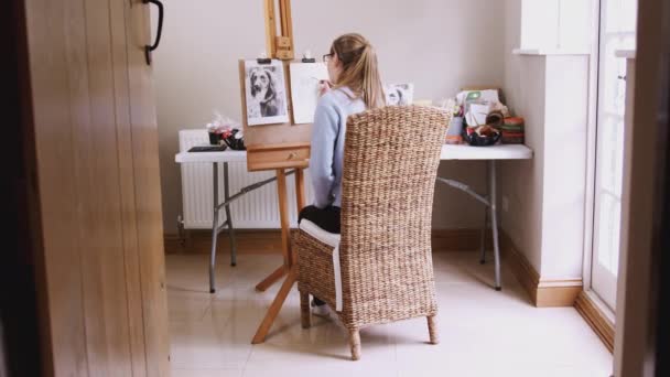 Widok Przez Drzwi Jak Kobieta Nastoletniego Artysty Rysuje Zarys Portret — Wideo stockowe