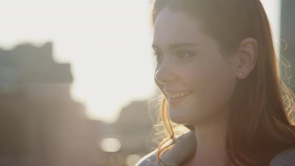 笑顔で屋外に立つミレニアル世代の白人女性のクローズアップ ヘッドショット — ストック動画
