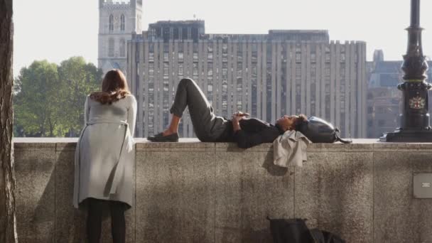 Mujer Negra Milenaria Acostada Pared Del Terraplén Junto Támesis Ciudad — Vídeos de Stock