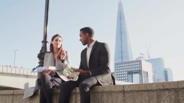 Two Millennial Colleagues Take Break Embankment Eating Talking Sitting Thames — Stock Video