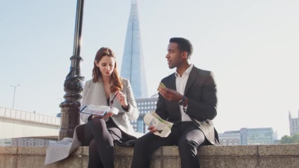 Dois Colegas Milenares Fazem Uma Pausa Aterro Comendo Conversando Sentado — Vídeo de Stock