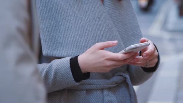 Incline Foto Dois Colegas Negócios Milenares Segurando Smartphones Enquanto Conversam — Vídeo de Stock