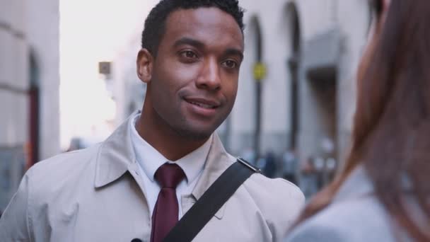 Millennial Hombre Negocios Negro Pie Calle Escuchando Colega Blanca Hablando — Vídeos de Stock