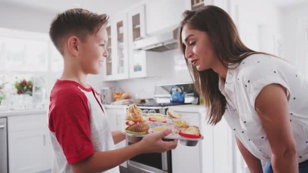 Pre Teen Fiú Bemutató Sütemények Sütött Hogy Csalódott Anyja Közelről — Stock videók