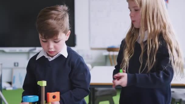 Біла Дівчинка Хлопчик Працюють Разом Іграшковими Будівельними Блоками Початковій Школі — стокове відео