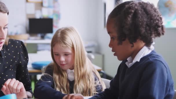 Bir Ilkokul Sınıfında Inşaat Blokları Ile Çalışan Kadın Öğretmen Çocuklar — Stok video