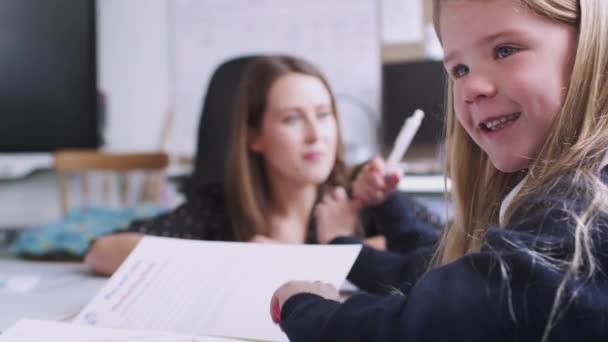 Uma Estudante Sentada Uma Turma Escola Primária Afiando Seu Lápis — Vídeo de Stock
