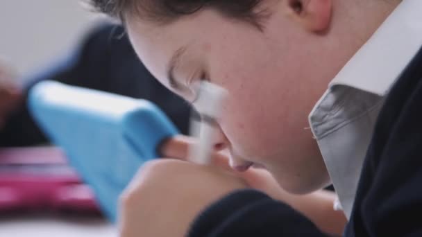 초등학교 수업에서 스타일러스와 태블릿을 사용하여 증후군을 여학생 측면보기 — 비디오