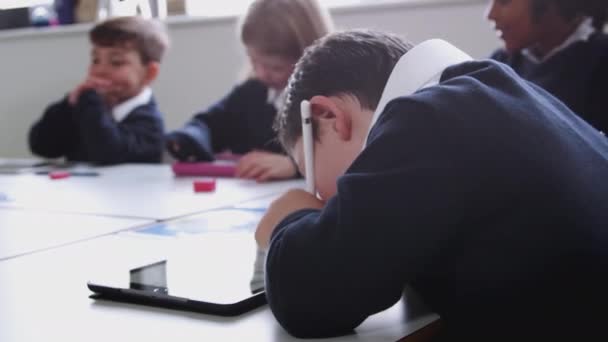 患有唐氏综合症的青春期前男孩在小学课堂使用平板电脑和手写笔 — 图库视频影像