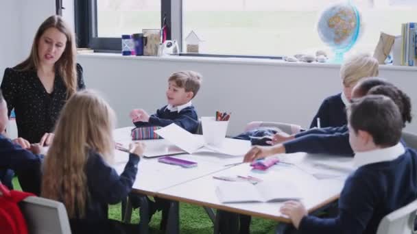 Profesora Una Mesa Con Grupo Escolares Una Clase Primaria Enfoque — Vídeo de stock