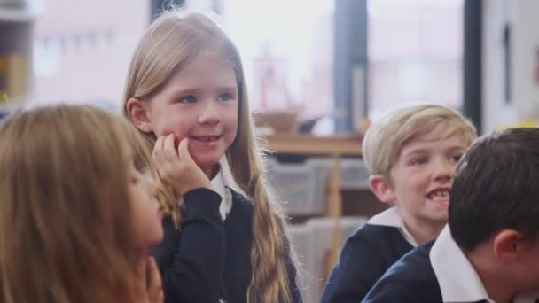 Cuatro Niños Primaria Sentados Clase Escuchando Levantando Las Manos Para — Vídeo de stock