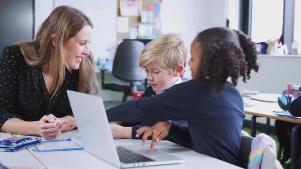Insegnante Scuola Femminile Siede Con Due Bambini Che Utilizzano Computer — Video Stock
