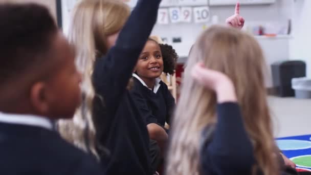 Crianças Escola Primária Sentadas Uma Sala Aula Levantando Mãos Para — Vídeo de Stock