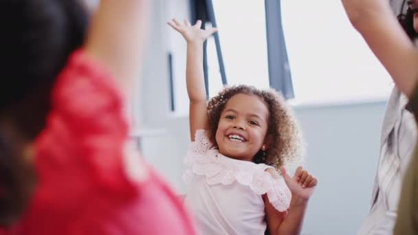 Kleinkinder Mit Den Händen Der Luft Unterricht Lernen Mit Ihrem — Stockvideo