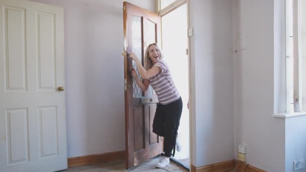 Excitada Casal Feminino Abertura Porta Frente Nova Casa — Vídeo de Stock