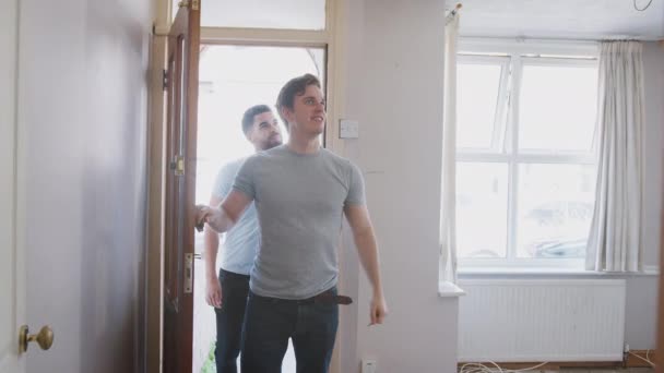 Podekscytowany Mężczyzna Para Drzwi Otwarcie Nowego Domu — Wideo stockowe
