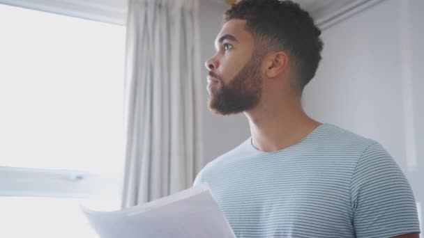 Homme Première Fois Acheteur Regardant Enquête Maison Dans Chambre Rénover — Video