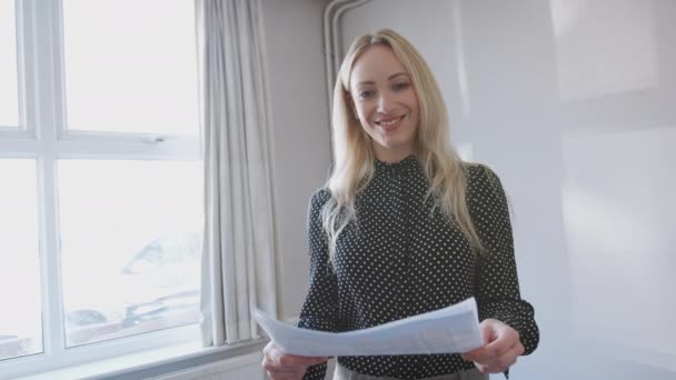 Retrato Agente Inmobiliario Femenino Mirando Los Detalles Casa Propiedad Venta — Vídeo de stock