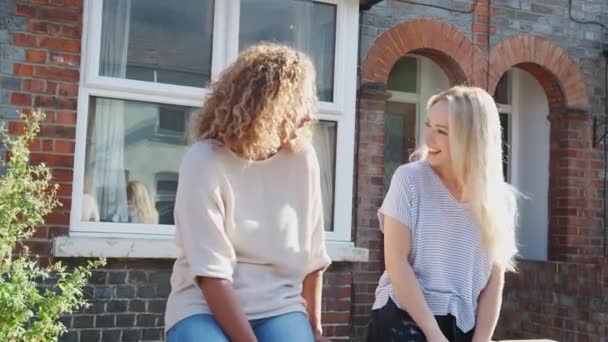 Portrait Deux Femmes Debout Extérieur Une Nouvelle Maison Donnant Mutuellement — Video