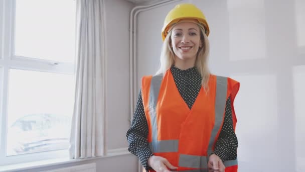 Portrait Arpenteur Féminin Dans Chapeau Dur Veste Haute Visibilité Avec — Video