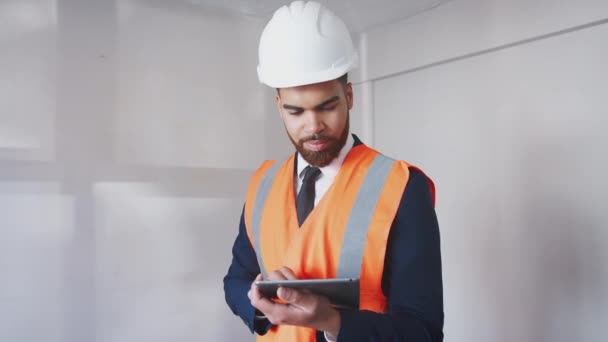 Portrét Zeměměřič Přilbu Reflexní Bunda Digitálním Tabletu Provádí Kontrolu Dům — Stock video