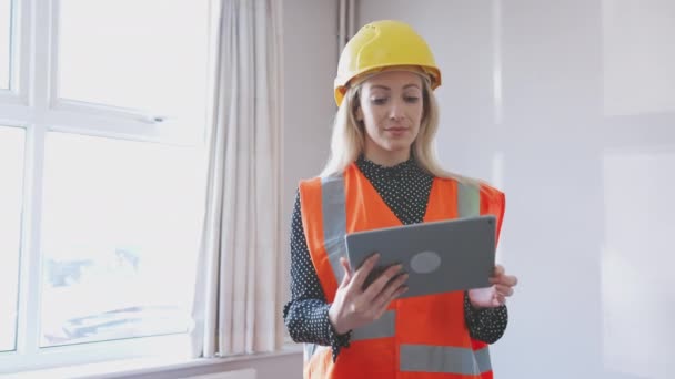 Inquérito Feminino Chapéu Duro Jaqueta Alta Visibilidade Com Tablet Digital — Vídeo de Stock