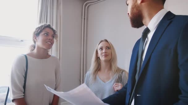 Dos Amigas Comprando Casa Por Primera Vez Mirando Encuesta Casas — Vídeos de Stock