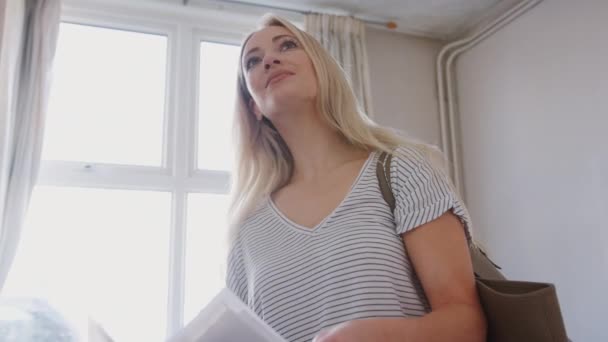 女性初めての改装された部屋で家屋調査を見てバイヤー — ストック動画