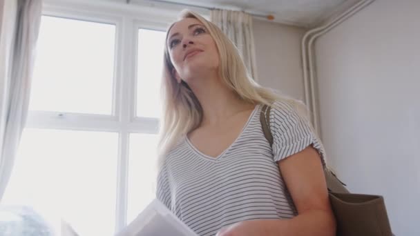 Femme Première Fois Acheteur Regardant Enquête Maison Dans Chambre Rénover — Video