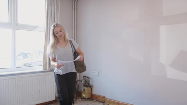 Mujer Primera Vez Comprador Mirando Encuesta Casa Habitación Para Ser — Vídeos de Stock