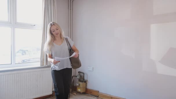 Femme Première Fois Acheteur Regardant Enquête Maison Dans Chambre Rénover — Video