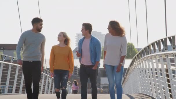 Groep Jonge Vrienden Die Stadsbrug Samen Lopen — Stockvideo