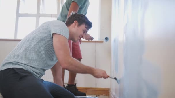 Δύο Άνδρες Διακόσμηση Δωμάτιο Νέο Σπίτι Ζωγραφική Τοίχο Μαζί — Αρχείο Βίντεο