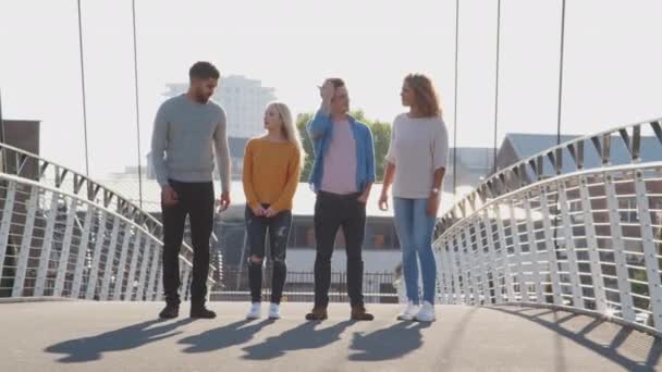 Groep Jonge Vrienden Die Samen Stadsbrug Staan — Stockvideo