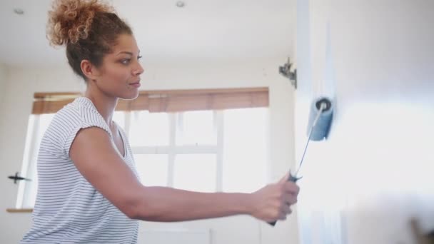 Jonge Vrouw Versieren Kamer Nieuwe Huis Schilderij Muur Met Roller — Stockvideo