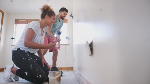 Pareja Decoración Habitación Nuevo Hogar Pintura Pared Juntos — Vídeos de Stock