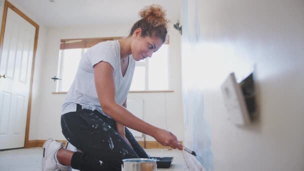 Jonge Vrouw Versieren Kamer Nieuwe Huis Schilderij Muur Met Borstel — Stockvideo