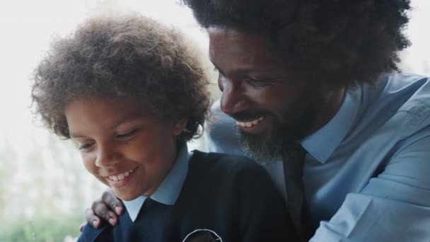 Primer Plano Del Padre Mediana Edad Sentado Detrás Hijo Preadolescente — Vídeo de stock